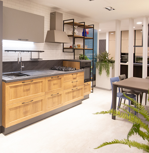 Cucina componibile su misura in colore legno e antracite