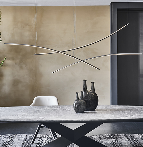 Ilampadaraio di design sottile sopra tavolo soggiorno