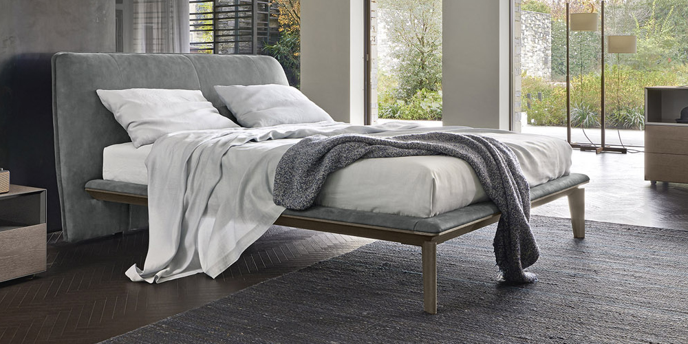 Letto in stile moderno con testiera