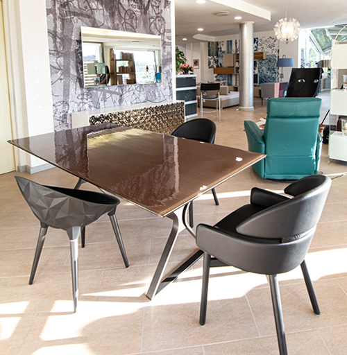 Tavolo e sedie in stile modermo - Visibili presso lo Showroom di Selci Lama